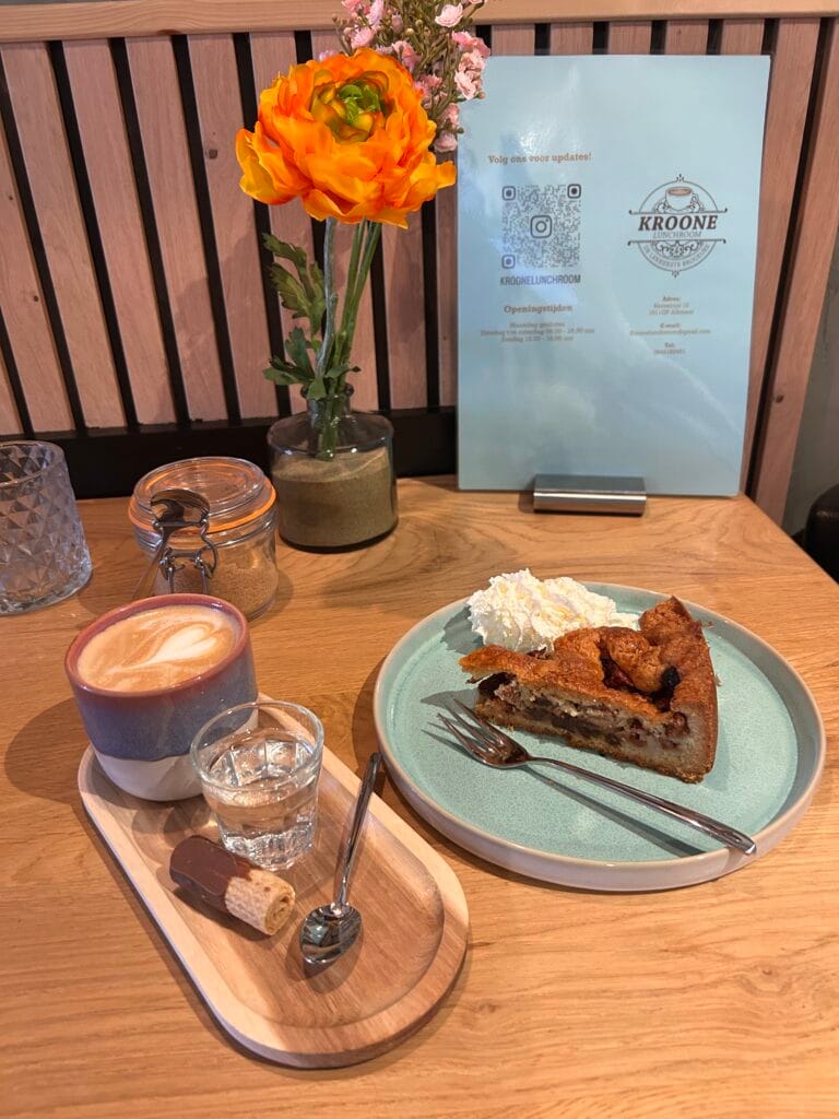 Appelgebak met koffie
